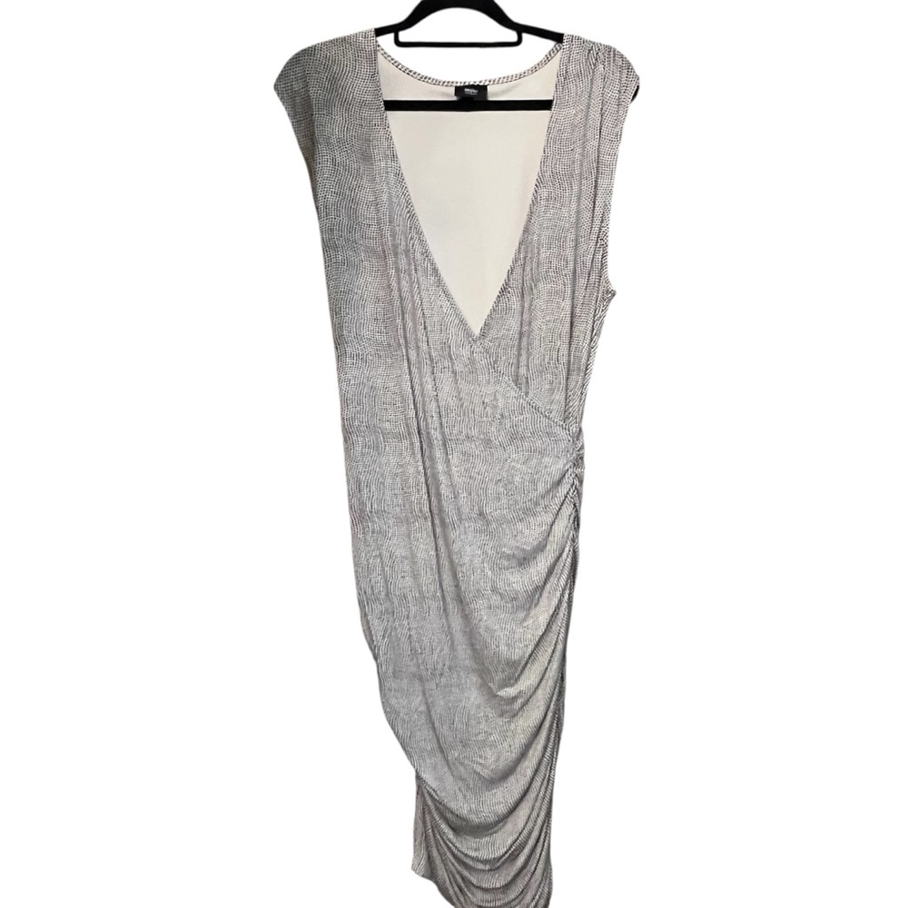 Mossimo size XL black & white print sleeveless v-neck with side shirring NWOT